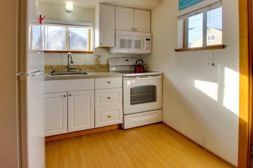 Beaches Inn | Captains Cove Cottage 9