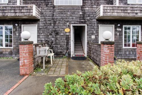 Beaches Inn | Pelicans View Cottage
