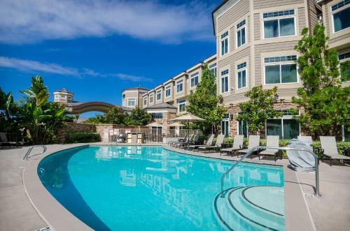 Hotel West Inn & Suites