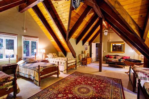 Lloyds Lodge Vacation Rental Home