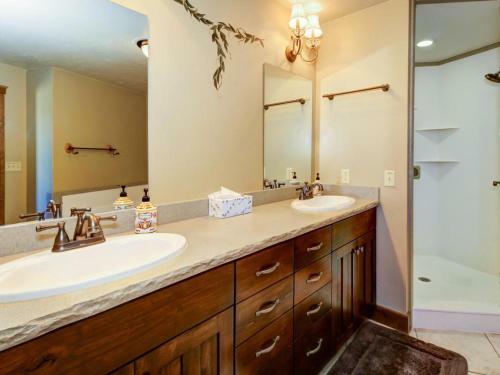 Henley Manor #101