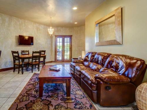 Henley Manor #101