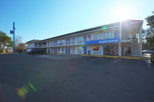 Motel 6 Charleston North