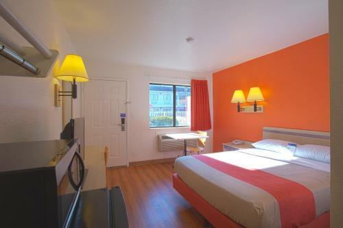 Motel 6 Charleston North