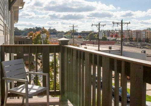 Plaza Midwood Apartment With Balcony