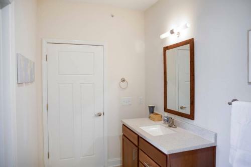 Plaza Midwood Apartment With Balcony