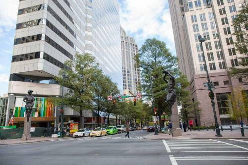 Apartamento Uptown Views @ Hidden Oasis | Walk To Stadium 2br