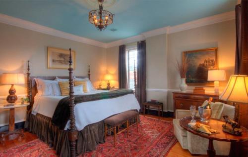 Posada Inn At Court Square