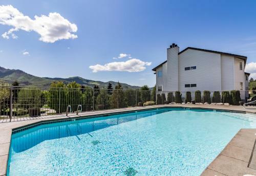 Park Pointe: Chardonnay Chalet (b101)
