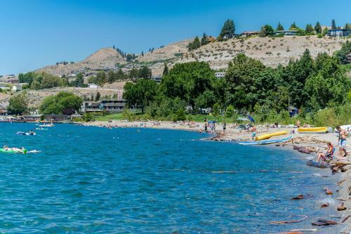 Accent Lakefront Villa