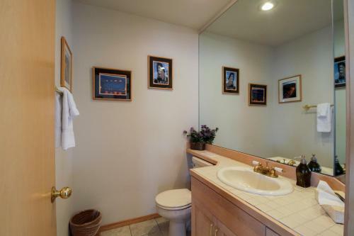 Accent Lakefront Villa