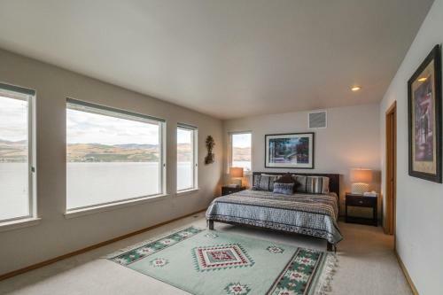Accent Lakefront Villa