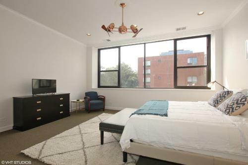 Explore Museum Campus From A Luxury Apartment In South Loop