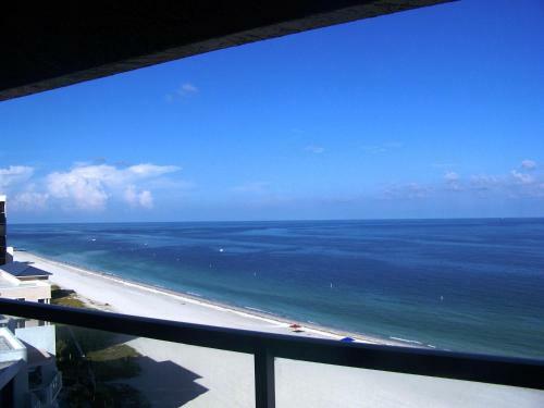 Crescent Beach Club 14c Apartment