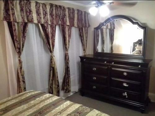 Jarvis West Blvd 6bd Villa By Edgewater Park & Downtown