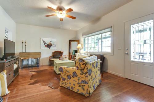 Cozy Downtown Bungalow