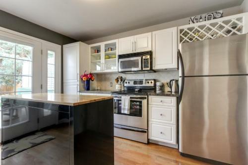 Cozy Downtown Bungalow