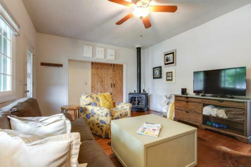 Cozy Downtown Bungalow