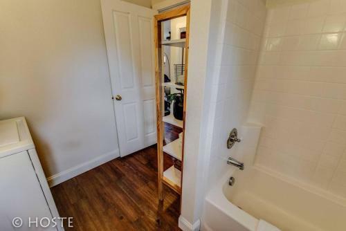 Exceptionally Located Charming Traveler`s Apartment