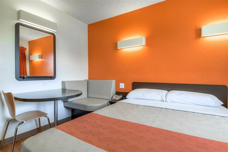 Hotel Motel 6 Carlsbad Downtown