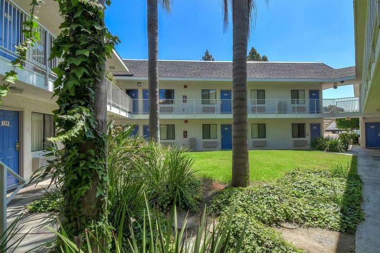 Hotel Motel 6 Carlsbad Downtown
