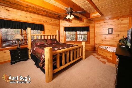Swimmin With Bears #375 - Three Bedroom Cabin