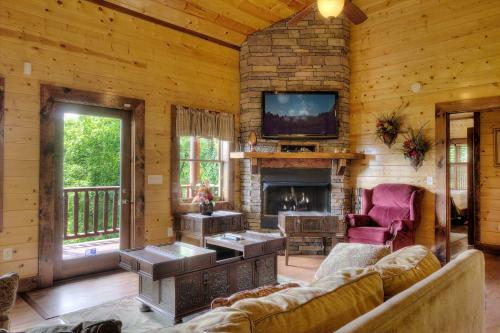 Mystical Creek Pool Lodge #600 - Six Bedroom Cabin