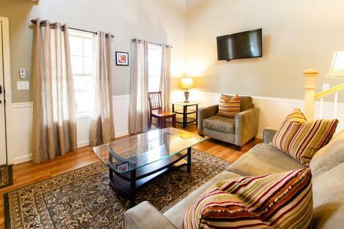 The Dahlonega Square Hotel