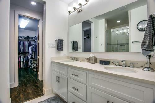 Chic Townhome W/ Private Rooftop Oasis