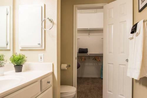 Apartamento Hip 1br | Balcony + Parking | Dining + Shopping