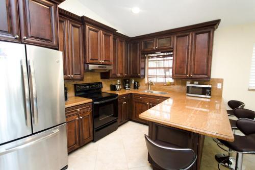 Minutes To Beach & Casino Spacious 4br Home Heated Pool