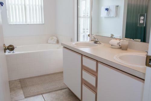 Sarah's Hampton Lakes Villa - Three Bedroom Home