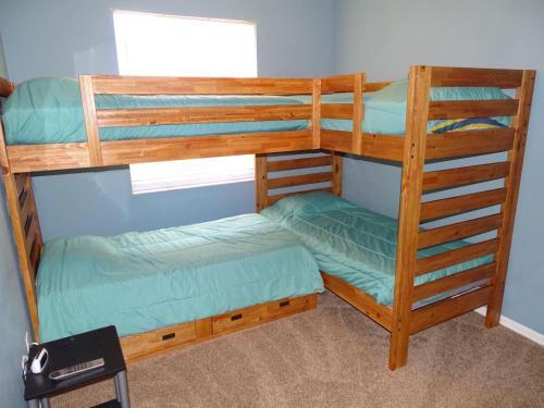 Hills Den 102