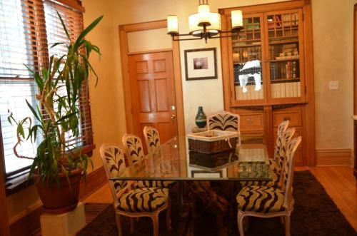Bed & Breakfast Off Broadway B & B