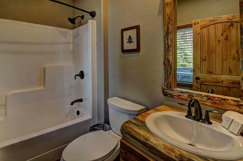 Whispering Pines Lodge: 9 Bedroom