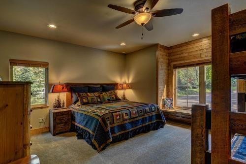 Whispering Pines Lodge: 9 Bedroom
