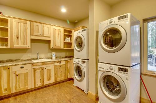 Whispering Pines Lodge: 11 Bedroom