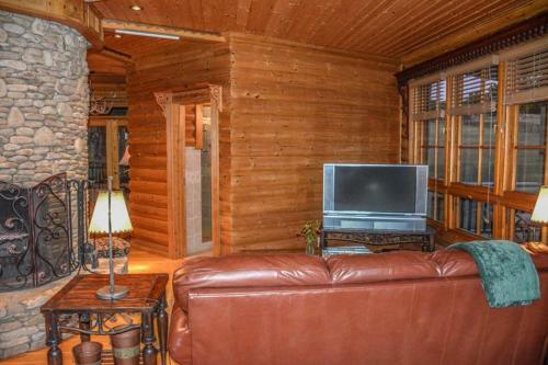 Falling Waters Mountain Lodge