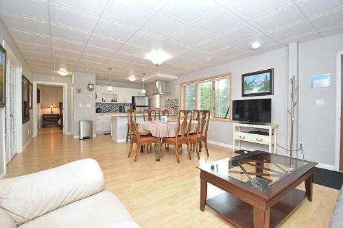 Aurora & Denali View Apartment