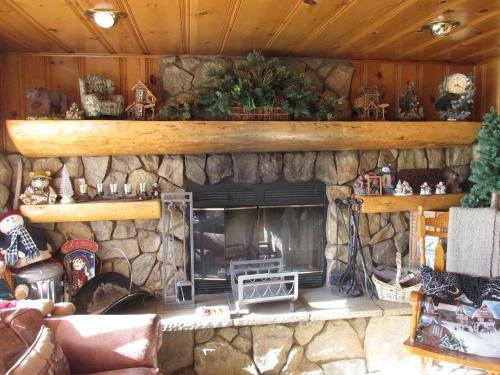 037 Vintage Lakefront Cabin Cabin