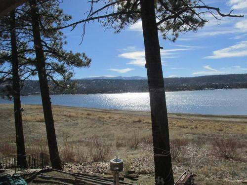 037 Vintage Lakefront Cabin Cabin