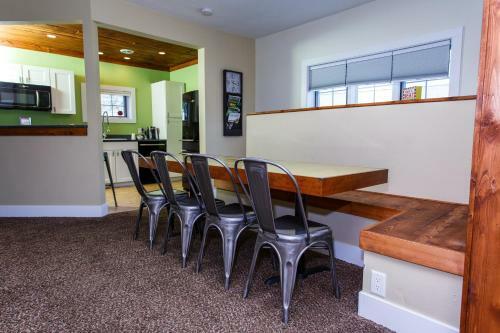 Julie's Park Cafe & Motel