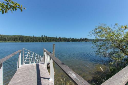 Siltcoos Lakefront Splendor