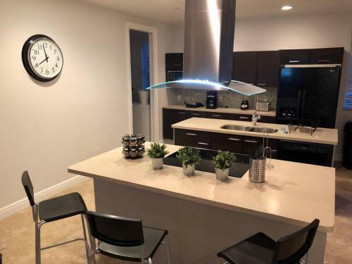 New! Luxury Modern House Close To Everything