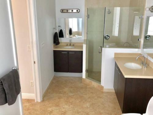 New! Luxury Modern House Close To Everything