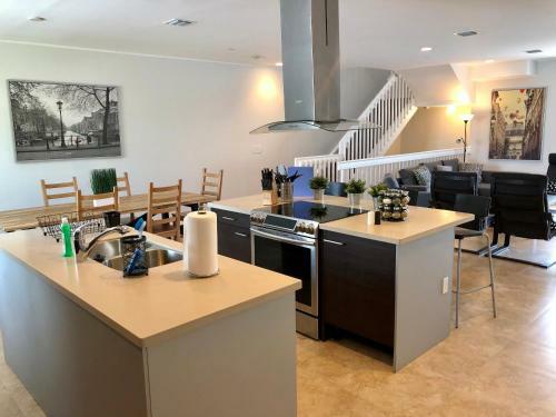 New! Luxury Modern House Close To Everything