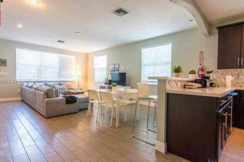 4 Bedroom House Steps From Riverwalk Ftlauderdale