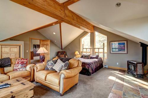 Western Lodge-style Home