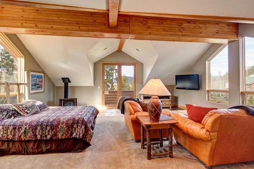 Western Lodge-style Home