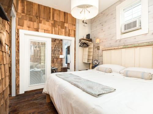 1821 Pleasure Pier Cottage